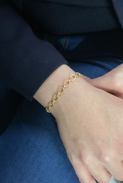 null Articulated bracelet in yellow gold 750 thousandths, the links of oval form...