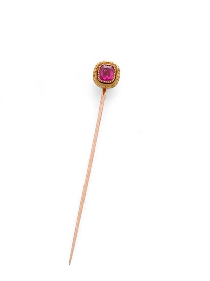 null Tie pin in yellow gold 750 thousandths, the end decorated with a ruby of cushion...