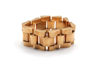 null Bracelet tank in yellow gold 750 thousandths, the links with geometric decoration.

(Wear).

Work...