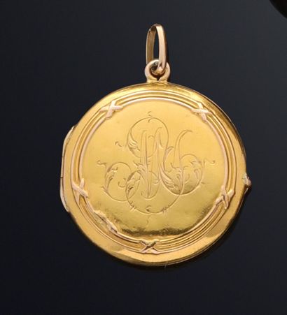 null Pendant medallion opening of round form in yellow gold 750 thousandths, the...