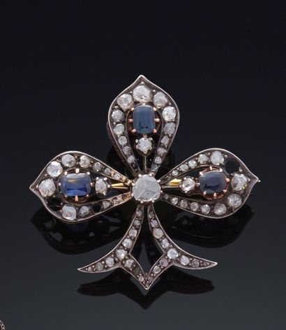 null Broche en or jaune 750 millièmes et argent 925 millièmes figurant une fleur...