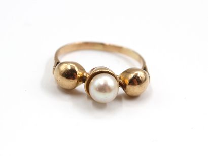 null Yellow gold ring 750 thousandths decorated in the center of a cultured pearl.

Turn...
