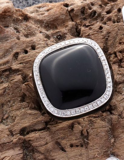 null Yellow gold ring 750 thousandths adorned in the center of a cabochon of onyx...