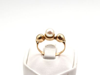 null Yellow gold ring 750 thousandths decorated in the center of a cultured pearl.

Turn...