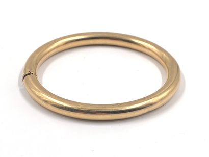 null Bracelet jonc rigide et ouvrant en or jaune 750 millièmes uni.

(Bosses).

Diamètre...