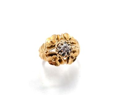 null Yellow gold ring 750 thousandths, the center decorated with foliage and adorned...