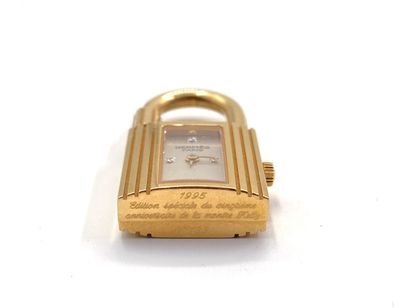 null HERMES model "Kelly".

Watch in yellow gold 750 thousandths featuring a padlock,...