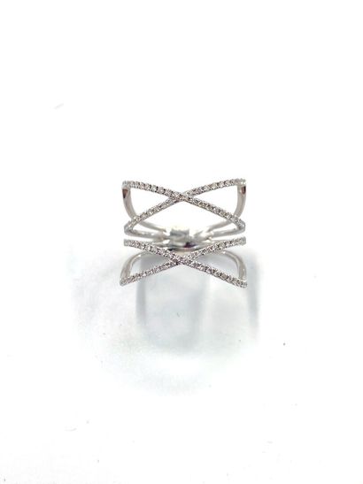 null DJULA

Ring in white gold 750 thousandth openwork, the center with decoration...