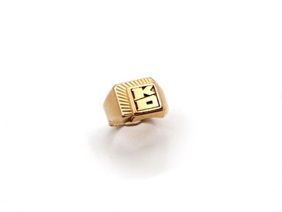 null Ring signet ring in yellow gold 750 thousandth, the engraved and monogrammed...