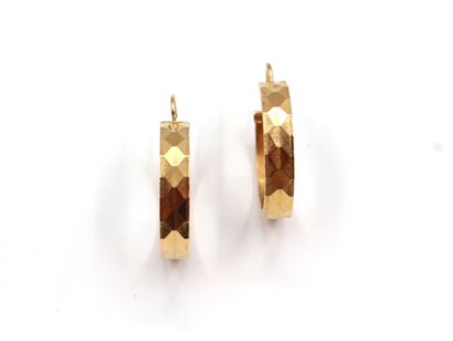 null Pair of creoles in yellow gold 750 thousandths each with faceted decoration.

System...
