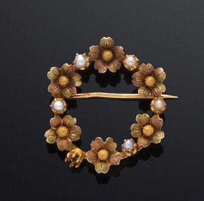 null Brooch of round form in yellow gold 750 thousandths representing a crown of...