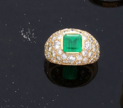 null Yellow gold ring 750 thousandths decorated in the center of a rectangular emerald...