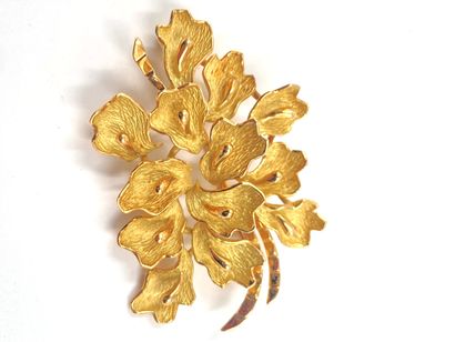 null Brooch in yellow gold 750 thousandths plain and amatized with foliage.

Height:...