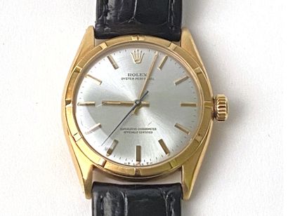 null ROLEX

Ref. 6085

No. 819922

Bracelet watch in 18k (750) gold. Round case,...