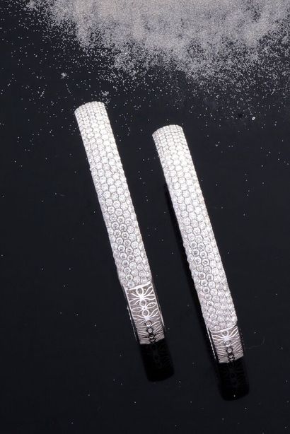 null Pair of creoles in white gold 750 thousandths each paved with round brilliant...