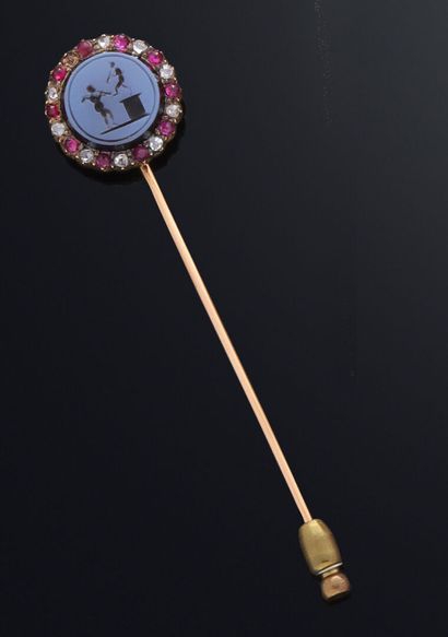 null Tie pin in yellow gold 750 thousandths, the end decorated with an intaglio in...