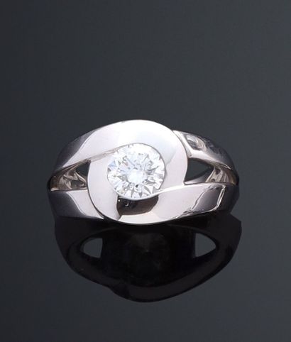 null Ring in white gold 750 thousandth, the center with decoration of winding decorated...