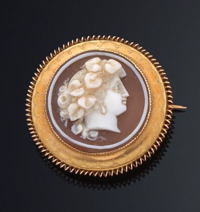 Brooch of round form in yellow gold 750 thousandths,...