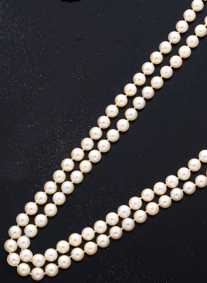 null Necklace two rows of seventy and seventy-four pearls of cultured choker, the...