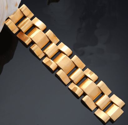 null Bracelet tank in yellow gold 750 thousandths, the links with geometric decoration.

(Wear).

Work...