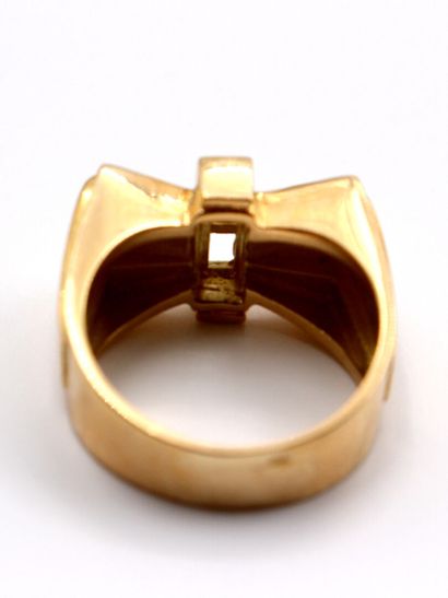 null Ring in yellow gold 750 thousandth, the center representing a knot.

(Missing...