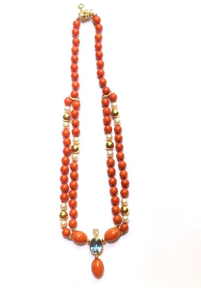 null Necklace of coral balls alternated with small cultured pearls holding in the...