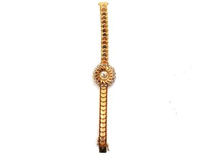 null Ladies' wristwatch in 18k (750) gold. Round case, back snap closure, bears the...