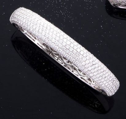 null Rigid and opening bracelet in white gold 750 thousandths, the center entirely...
