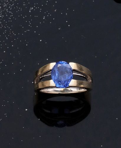 null Ring in white gold 750 thousandths decorated in the center of an oval sapphire...
