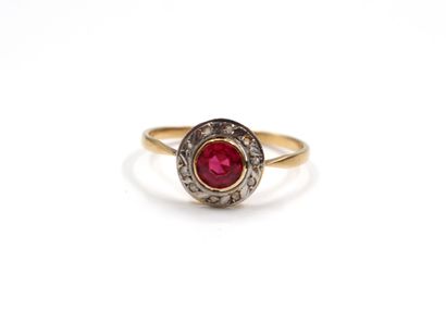 null Yellow gold ring 750 thousandth, the center decorated with a red imitation stone...