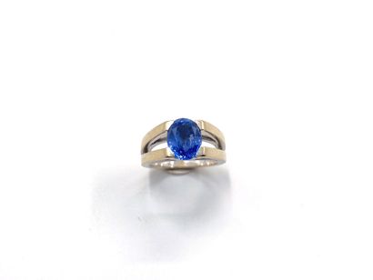 null Ring in white gold 750 thousandths decorated in the center of an oval sapphire...