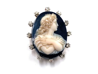 null Pendant in yellow gold 750 thousandths decorated in the center of an onyx cameo...