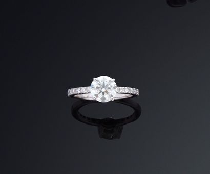 null Ring in white gold 750 thousandths decorated in the center of a round diamond...