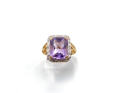 null Yellow gold ring 750 thousandths decorated in the center of an amethyst of rectangular...