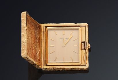 null BOUCHERON

No. 75446

18k (750) gold bag watch. Square case with cabochon sapphire...