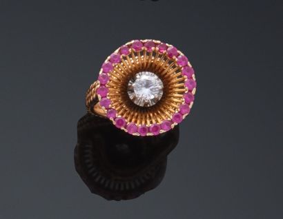 null Bague en or jaune 750 millièmes et platine 850 millièmes à décor de fils d'or...