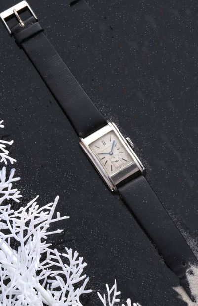 null LONGINES

Steel bracelet watch. Rectangular case, back with snap closure. Patinated...