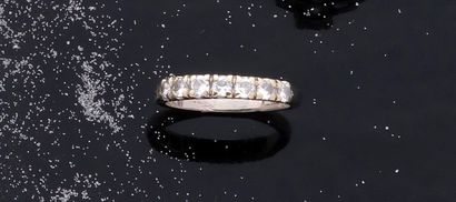 null Wedding ring in white gold 750 thousandth, the center decorated with a line...