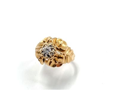 null Yellow gold ring 750 thousandths, the center decorated with foliage and adorned...