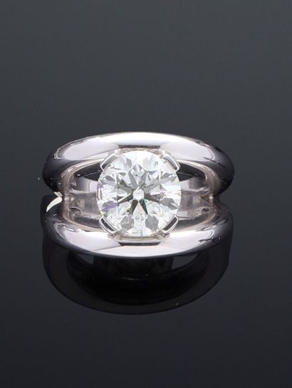 null Bague en or gris 750 millièmes figurant deux anneaux retenant au centre un diamant...