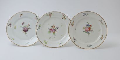 null Lille

Trois assiettes en porcelaine à décor polychrome de bouquets de fleurs,...