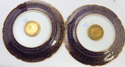  Paris 
Deux assiettes à bord contourné en porcelaine à décor polychrome au centre...