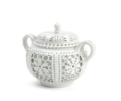 null Sèvres

Pot à sucre chinois réticulé en porcelaine blanche, la paroi extérieure...