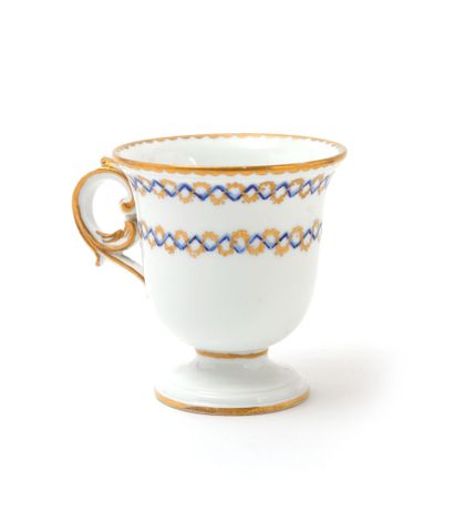 null Sèvres

Tasse à glace en porcelaine dure à décor en bleu et or nommé frise Vieillard...