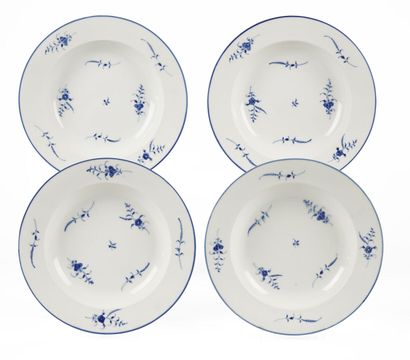  Chantilly 
Quatre assiettes à potage en porcelaine tendre à décor en camaïeu bleu...
