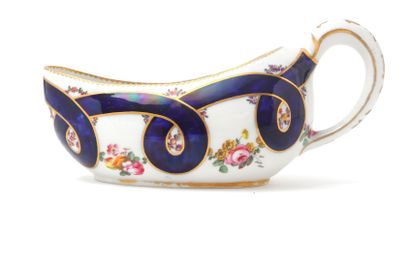 Sèvres 
Bourdaloue ovale en porcelaine tendre...