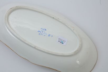 null Sèvres

Porte-huilier à carcasses en porcelaine tendre de forme ovale, les supports...