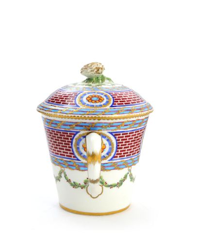 null Sèvres

Gobelet à lait couvert et sa soucoupe en porcelaine tendre de la première...