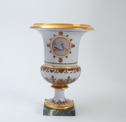 null Sèvres

Vase Médicis en porcelaine à décor façon camée d'un profil antique en...