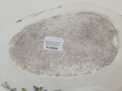  Vincennes 
Bourdaloue à colimaçon en porcelaine tendre de forme ovale imitant un...
